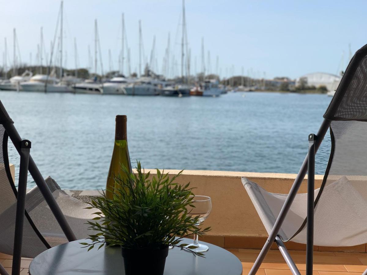 Apartment Les Argonautes: Beachfront With Pool And Sea Views