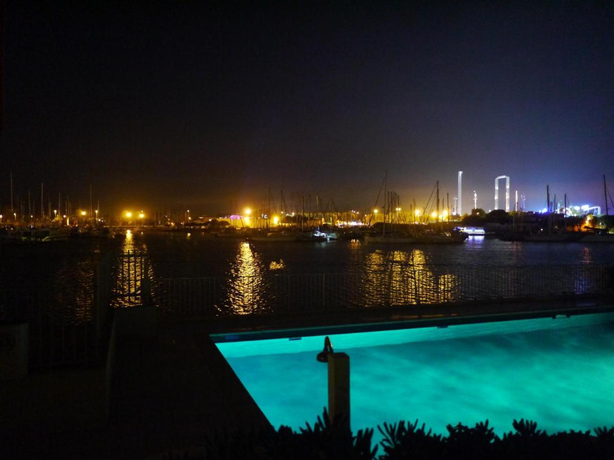 Apartment Les Argonautes: Beachfront With Pool And Sea Views *