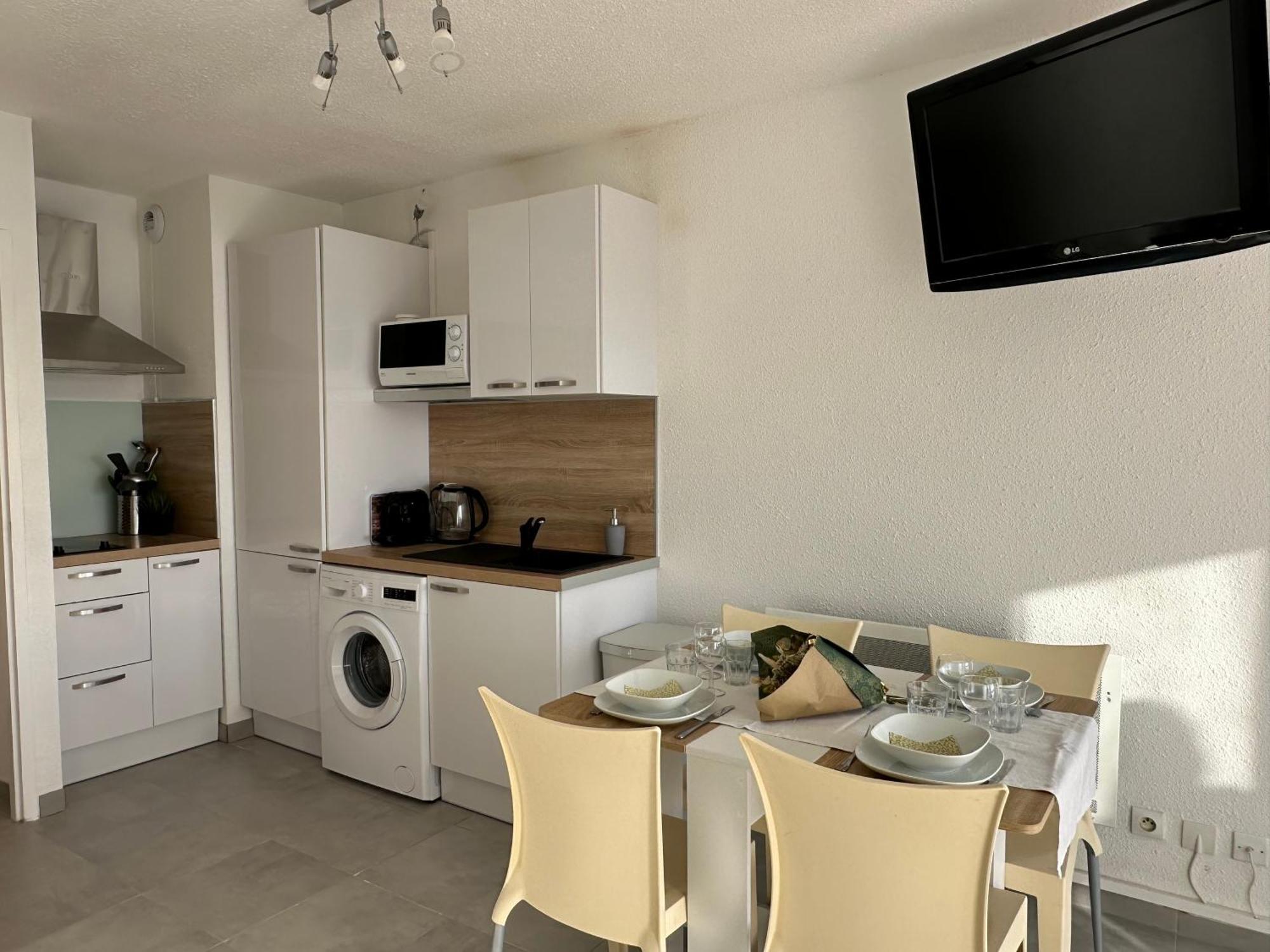 Les Argonautes: Beachfront With Pool And Sea Views Apartment