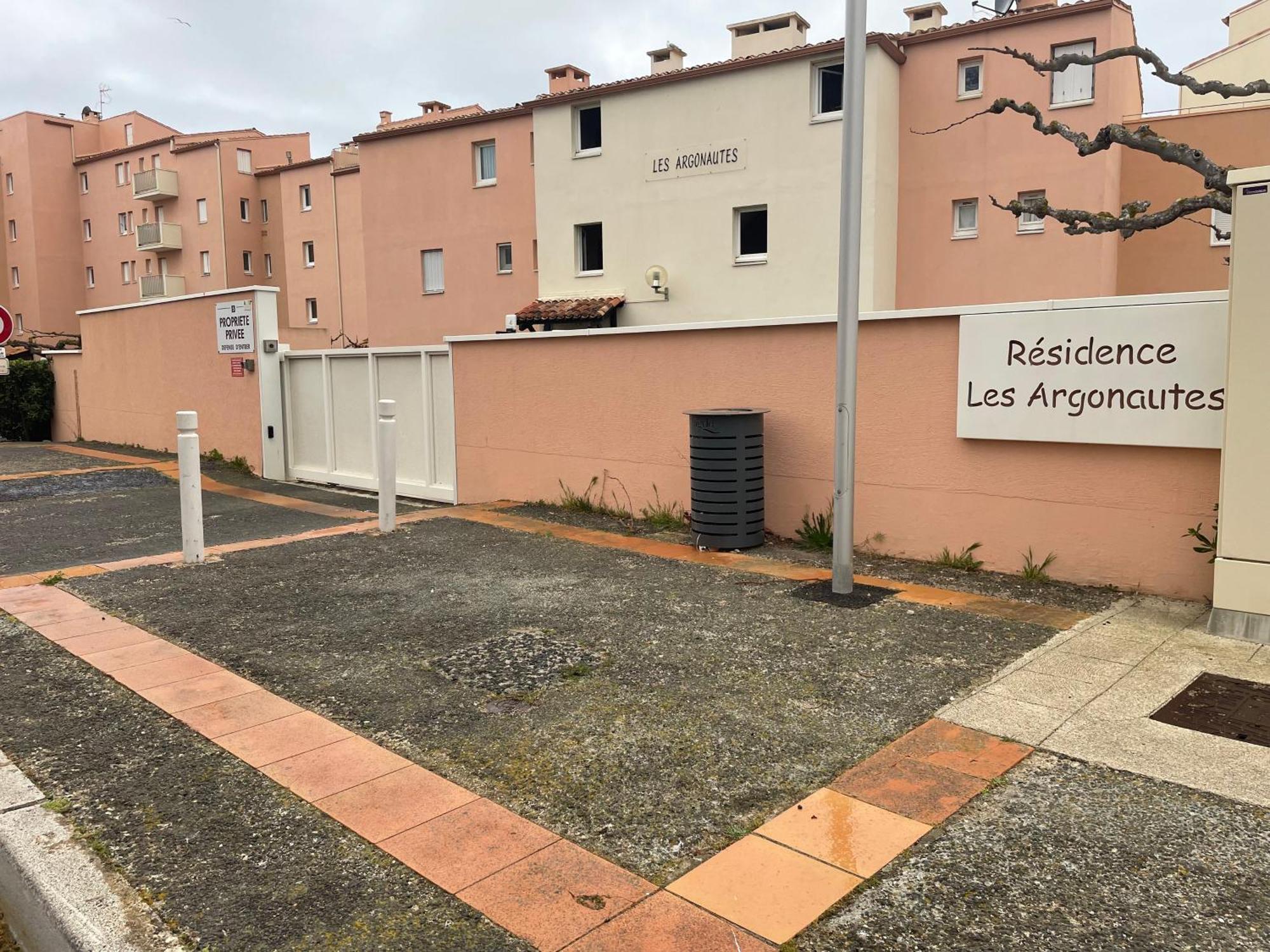 Apartment Les Argonautes: Beachfront With Pool And Sea Views *